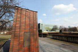 Deutschland zeigt solidarität beim spiel gegen england. Willy Brandt Kniefall Monument Sightseeing Warsaw