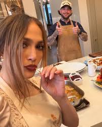 JLo's Thanksgiving mood: Apron on, glam up! #jlo #Thanksgiving2025  #JenniferLopez #fblifestyle