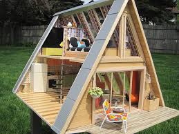 Epingle Par Isabelle Paluch Madin Sur Cabane Jardin Maison Triangulaire Maison De Poupees Moderne Camping Maison