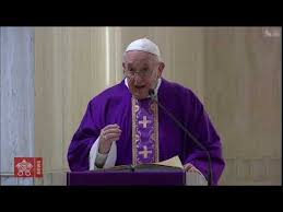 Zwei pontifexe im vergleich papst franziskus und der emeritierte benedikt xvi. 2 April 2020 Fruhmesse In Santa Marta Papst Franziskus Youtube