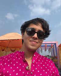 Mom and dad showed me how they got married 25 years ago lol 🫶🏻