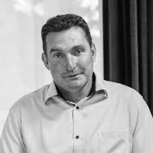 Az Omega két tagját összeverő taxisnak megfelezték a büntetését