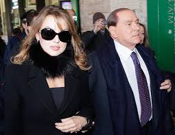 Sein vater war angestellter der banca rasini, in der er bis zum geschäftsführer avancierte. Zwei Jahre Amtsverbot Fur Berlusconi News Orf At