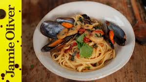 Pulite e tagliate calamari e funghi; Linguine Mare E Monti Video Jamie Oliver