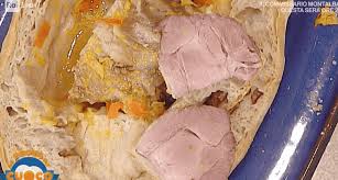 Carne di maiale tenera avvolta in uno strato cremoso di riso e funghi e ricoperta da una involucro di pasta da pane croccante. Ricette La Prova Del Cuoco Arrosto Di Maiale In Crosta Di Pane Alle Noci Di Campoli E Rufini Ultime Notizie Flash