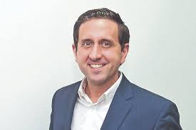 Armando Valdés será el nuevo conductor de Sobre la Mesa en Radio Isla