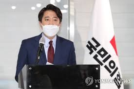 박근혜(왼쪽부터) 당시 한나라당 비상대책위원장 이준석 비대위원, 김종인 비대위원이 2011년 12월 27일 오후 서울 여의도 당사에서 열린 비상대책위원회 첫 회의에 참석했다./연합뉴스. ì´ì¤€ì„ ë‚˜ë¥¼ ëŒì–´ë‚´ ì¤€ ê·¸ë¶„ ë°•ê·¼í˜œì— ê°ì‚¬ì¸ì‚¬ ì—°í•©ë‰´ìŠ¤