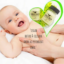 Sapukan minyak bawang putih di tapak kaki, dada, belakang badan dan pelepah hidung bayi selsema. Cara Buat Minyak Bawang Putih Petua Hilangkan Batuk Dan Selsema Bayi