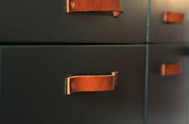 Wir begrüßen sie als interessierten leser auf unserer. Diy Handschmeichler Im Handumdrehen Schrankgriffe Aus Leder