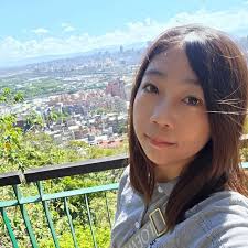 看到兩位年輕男行員