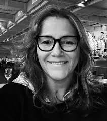 Can somebody clear up this picture and remove the wine bottle? ￼