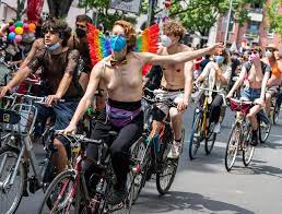 Nackte Brüste für Frauenrechte: Oben-ohne-Demo auf dem Fahrrad - Berlin -  DIE RHEINPFALZ