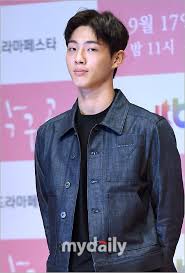 职业：演员 出生时间：1993年3月30日 韩语名：김지수 昵称：jisoo 教育程度：数位首尔文化艺术大学 戏剧电影学系 简介： 韩国男演员，2009年出演话剧《奉三不在那里》正式出道，2015年以新人之姿参与mbc水木剧《愤怒的妈妈》，饰演高福东一角备受嘱目。 2012年曾获得jyp娱乐官方第9期选秀第2. Axtky3jwe6wpqm