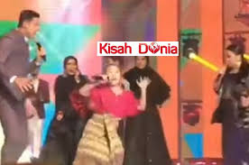 Ternyata ini penyanyi lagu tak tun tuang yang sedang viral youtube. Lawak Betul Aksi Ni Jihan Dan Nabil Terkejut Giler Tengok Penyanyi Asal Tak Tun Tuang Tiba Tiba Datang Masuk Dekat Gegarvaganza Kisah Dunia