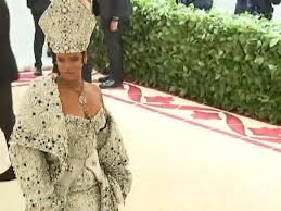 La veste viene indossata sotto il rocchetto e presenta uno strascico lungo mezzo metro nella parte anteriore e centoventicinque centimetri nella parte posteriore. Met Gala Dall Abito Papale Di Rihanna Al Presepe Di Sarah Jessica Parker I Look Piu Stravaganti Delle Star Corriere Tv