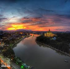 住在古晉riverside majestic hotel最新的astana wing 就可以看到這麼迷人的風景 砂拉越河 達魯哈納黃金 橋 砂拉越州立法議會大廈 古晉河濱公園 馬來甘榜再加上彩霞滿天 形成了一副美麗的風景畫