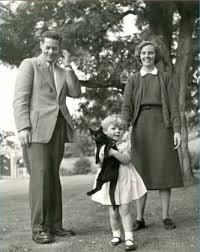 Mm Ll Regele Mihai Regina Ana Si Micuta Margareta Tinand In Brate Pisica Preferata Familii Regale Romani Regal