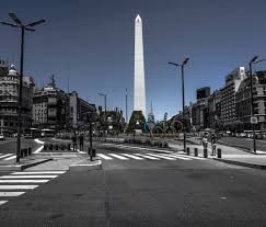 O acesso para entrar e subir as escadarias é fechado, mas a praça em. El Obelisco De Buenos Aires Un Icono De La Ciudad