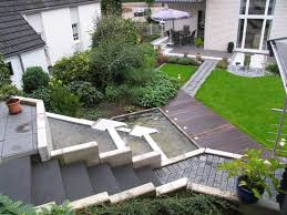 Hallo zusammen, wir haben einen hanggarten, den hang hoch führt ein vom der weg wurde am hang aus geebnet und die platten lose oder auf eine mörtelschicht verlegt. Fertiger Garten Am Hang Mit Wasser Kaskaden
