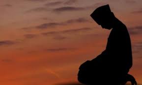 Seperti kita ketahui bacaan sholat banyak yang berisikan doa, karena arti sholat sendiri adalah doa, dan salah satunya adalah bacaan ketika kita duduk di antara dua sujud. Duduk Di Antara Dua Sujud Pengertian Dan Doa Doa Lengkap