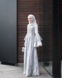 Pakaian yang biasanya dipakai untuk para bridesmaid cukup bervariasi. 10 Inspirasi Model Baju Bridesmaid Untuk Perempuan Hijab