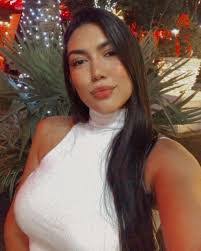 Ester Fernandes's Instagram, Twitter & Facebook