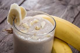 La prima cosa da fare è mettere una tazza di avena ammollo in un termina colando la miscela per ottenere un frullato più cremoso e delicato. Frullato Di Banana E Biscotti Per I Bambini Tutto Mamma