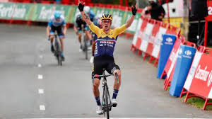 The vuelta a españa is an annual road bicycle race.established in 1935 by the spanish newspaper informaciones, the vuelta is one of cycling's three grand tours, along with the tour de france and the giro d'italia. Vuelta A Espana Roglic Sigue Con Hambre As Com