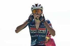 Le cycliste français Valentin Paret-Peintre dompte le Mont Ventoux et  remporte la 16e étape du Tour de France