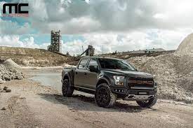 These monotube shocks have an electronic solenoid valve engineered to provide continuously variable compression. Machtig Ford F 150 Raptor Von Mc Customs Auf 22 Zollern