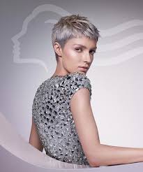Pixie účes s oholenými chrámami. 04 Aluminum Wella Professional Pantone Fall 2014 Podzim Trendy Barvy Vlasy A Ucesy