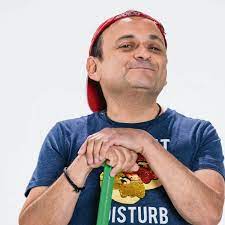 Capitulo donde germán sale con gudelia y los vecinos tienen problema con la bomba del agua© copyright derechos reservadostelevisa s. Un Vecino Que No Pasa De Moda El Informador