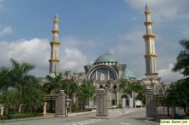 Dari hadapan gate lhdn, terpandang masjid wilayah yang tergam dicelah kesibukan dan kesesakan jalan duta. Kuala Lumpur Guide Masjid Wilayah Persekutuan