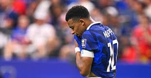 Photo Kylian Mbappé coup de tonnerre chez les Bleus ? - MSN