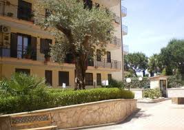Ingresso in salone e cucina living, 2 camere, 2 accessori, terrazzino a livello e box auto soppalcato. Appartamento In Affitto A Orta Di Atella 4 Locali Order In Orta Di Atella On Italiano