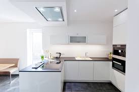 Hochglanz Weisse Design Kuche Grifflos Mit Grosser Kuhl Kuechendesignmodern Kuecheeinrichtung Kuech Kuchen Streichen Arbeitsplatte Kuche Kuchen Design