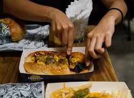 Ukuran gede, juicy, ditambah dekor serba gelap. All Out And Lawless Burger Manual Jakarta