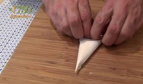 Comment Faire Un Cornet Avec Du Papier Sulfurise Papier Sulfurise Poche A Douille Decorer Avec Une Poche A Douille