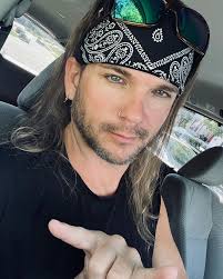 Whose bass player is this? He is playing with Daughtry now, but he played  with someone else. I cannot remember and it is driving me nuts!! 😂 Thanks