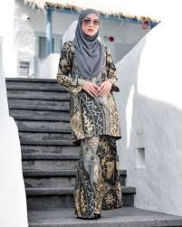 Kesemua koleksi ini berkonsepkan baju kurung moden, baju kedah moden dan baju melayu yang bersesuaian dengan cita rasa terkini tidak kira peringkat umur. Baju Kurung Kedah Batik Dobby Aimi Golden Blue Muslimahclothing Com
