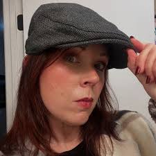 Hey friends, Is this hat what my art has been missing this whole time? Can  I be one of the cool kids now? @johnplasater @jasonsacran #pleinair  #artistsoninstagram #irishflatcap #artistfriends #pleinairpainter  #coolkidsclub #vintagehat