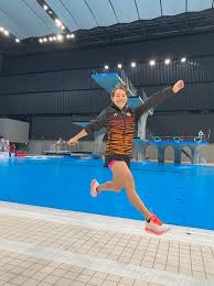 Era o gimnastă ritmată, dar talentul ei a fost văzut de antrenorul național, yang zhuliang, datorită „construcției sale fizice bune pentru scufundări. Ng Yan Yee å´ä¸½é¢ Home Facebook