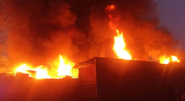 Massive Fire Erupts in Jammu Kashmir's Srinagar | Kashmir Life - Latest News & Breaking News from Kashmir