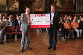 Maybe you would like to learn more about one of these? Sparkasse Mittelthuringen Unterstutzt Gemeinnutzige Arbeit Grosse Scheckubergabe Im Erfurter Rathaus Erfurt De