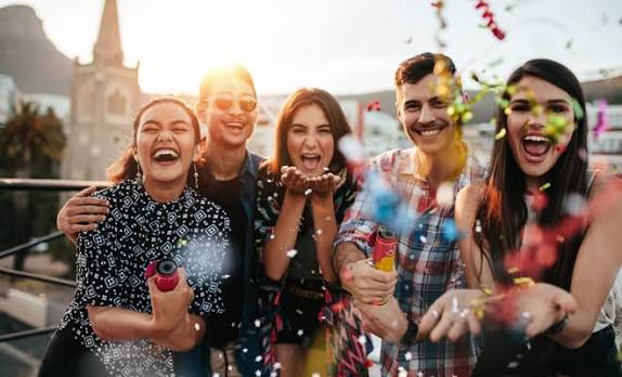 10 planes originales con amigos para Navidad