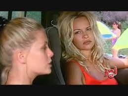 Cette interrogation qui empêche de dormir quantité d'honnêtes citoyens a enfin trouvé une réponse. Pamela Anderson Et Nicole Eggert Dans Alerte A Malibu Youtube