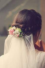 Es gibt viele wunderschöne hochzeitsfrisuren mit schleier, und blumen machen sie noch schöner. Brautfrisur Mit Blumen Und Schleier Hochzeit Frisuren Schleier Brautfrisur Schleier Hochzeit