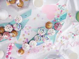 Als basis dient hier ein ganz normaler runder kuchen, der dann in die entsprechende form geschnitten wurde. Partykuchen Minimenschlein De