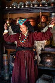 Traditional dress gauchos are nowadays considered as the symbol of argentina and has an importante attitude in their traditional and warrior guacho costume. Ladakhi Traditional Wear T E H H A N L I N
