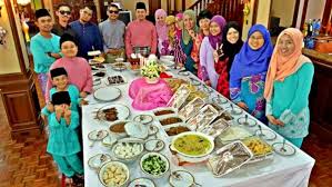 Kalau sebelum ini, sekitar ogos 2020 kita sudah hampir kembali ke keadaan normal di mana kita diletakkan di bawah perlaksanaan pkpp (perintah kawalan pergerakkan pemulihan), yang mana sudah boleh bergerak bebas di dalam malaysia, boleh makan di restoran, boleh tengok wayang, boleh rentas. Hari Raya Aidilfitri In Malaysia